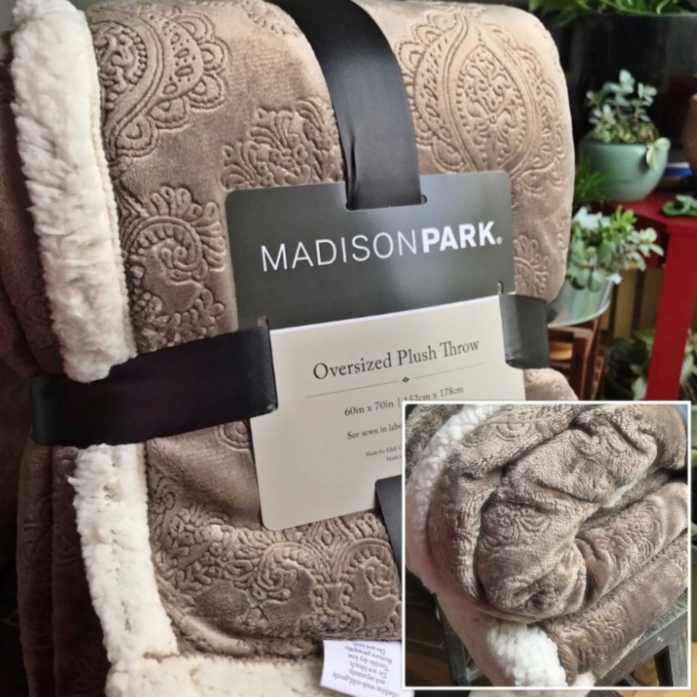 Oversized reversible embossed plush/berber throw - Picture 3 of 9